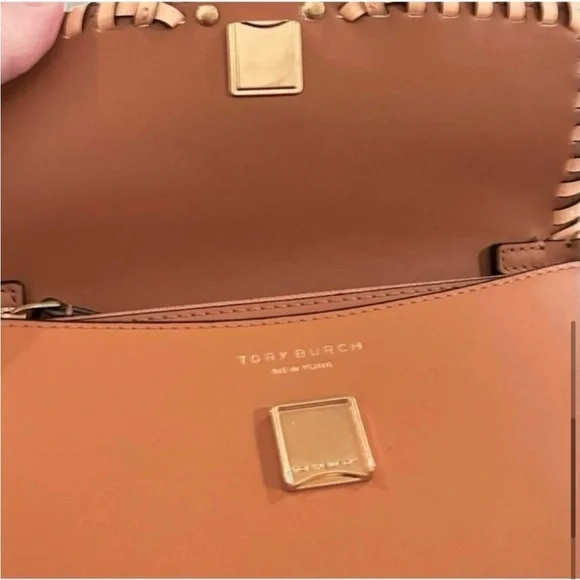 🆕- Tory Burch Britten Leather Crossbody/ Chain Wallet/Wristlet with Whipstitch. - Picture 7 of 14